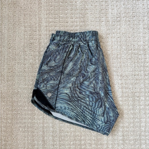 Lululemon Hotty Hot Tall Shorts, Low Rise 4 Inch - Size 8 - Picture 2 of 3